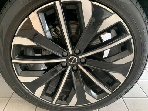 Certified 2025 Volvo XC90 B6 Plus image 9