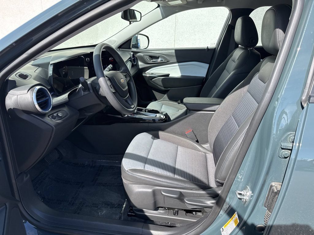 Used 2025 Chevrolet Trax LT FWD image 10