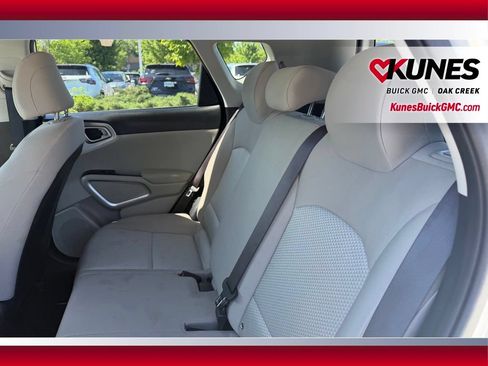 Used 2025 Kia Soul LX w/ LX Technology Package FWD image 9