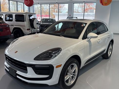 Used 2022 Porsche Macan Base image 1