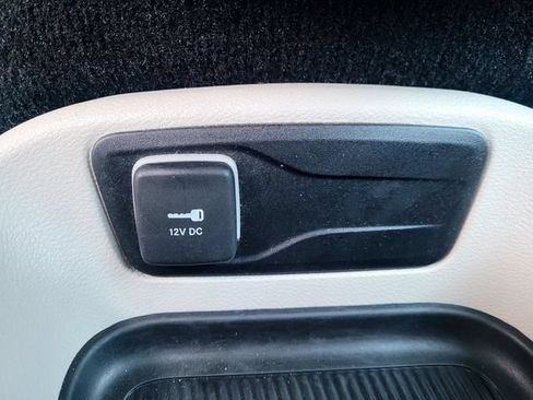 Used 2023 Chrysler Pacifica Touring-L FWD image 15