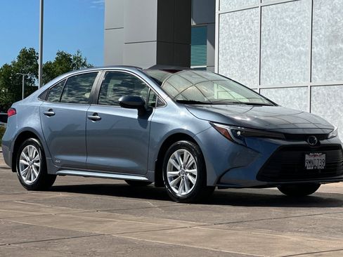 Used 2023 Toyota Corolla LE w/ LE Convenience Package image 2