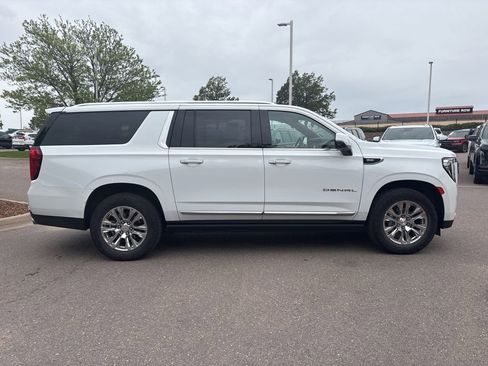 Used 2022 GMC Yukon XL Denali AWD/4WD image 6