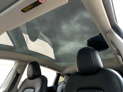 Used 2024 Tesla Model Y 2WD image 5