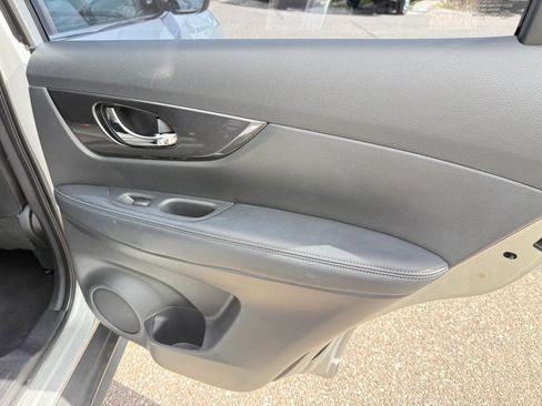 Used 2018 Nissan Rogue S image 16