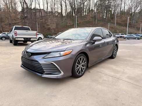 Used 2022 Toyota Camry XLE image 7