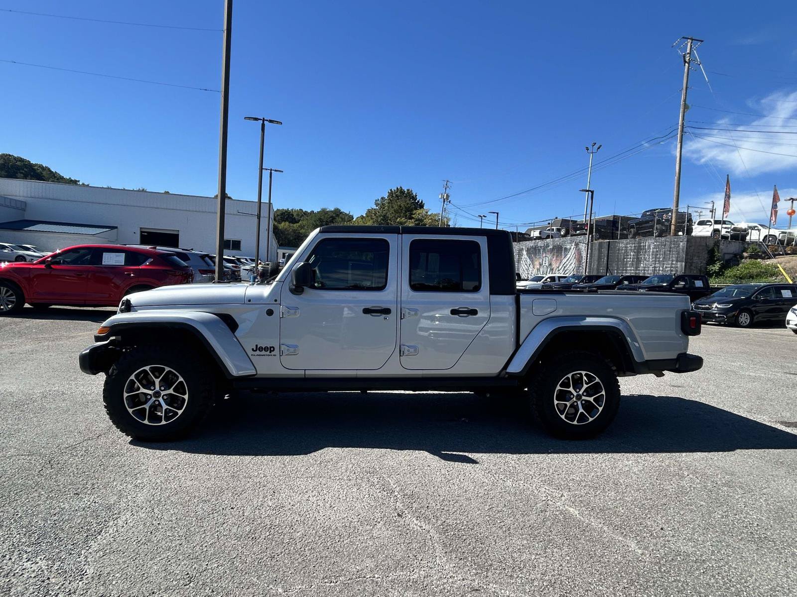 Used 2024 Jeep Gladiator Sport AWD/4WD image 4