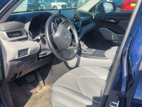 Used 2022 Toyota Highlander XLE AWD/4WD image 3