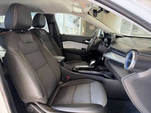 Used 2025 Chevrolet Trax LT image 34