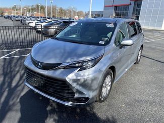 Used 2025 Toyota Sienna XLE video 1