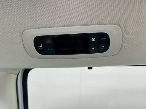Used 2022 Chrysler Pacifica Touring-L image 26