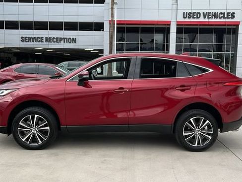 Used 2023 Toyota Venza LE AWD/4WD image 3
