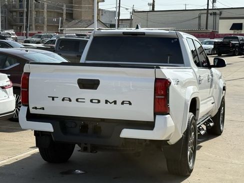 Used 2024 Toyota Tacoma TRD Sport AWD/4WD image 4