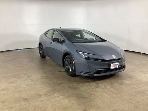 Used 2023 Toyota Prius LE FWD image 3