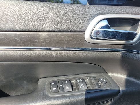 Used 2018 Jeep Grand Cherokee Limited image 39