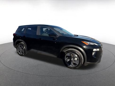 Used 2025 Nissan Rogue SV image 2