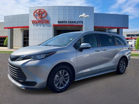 Used 2021 Toyota Sienna LE FWD image 3