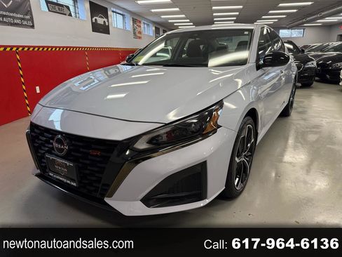 Used 2023 Nissan Altima 2.5 SR w/ SR Premium Package image 1
