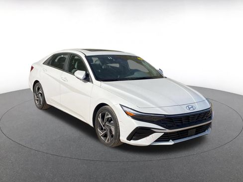 Used 2025 Hyundai Elantra SEL FWD image 2