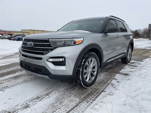 Used 2023 Ford Explorer XLT w/ Equipment Group 202A image 3