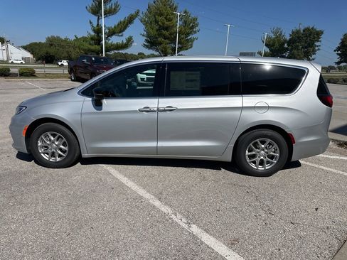 New 2026 Chrysler Pacifica Select image 18