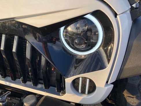 Used 2016 Jeep Wrangler Unlimited Rubicon w/ Connectivity Group image 11