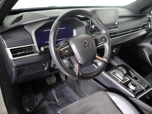 Used 2023 Mitsubishi Outlander SE image 29