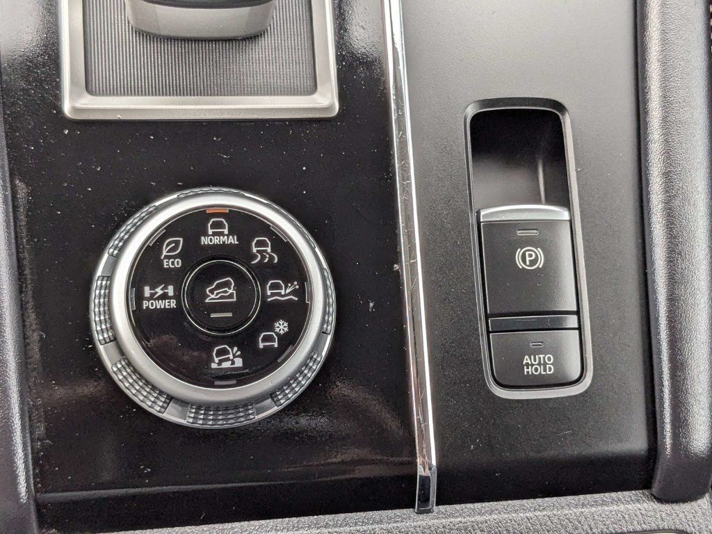 Used 2023 Mitsubishi Outlander 4WD Plug-In Hybrid image 30