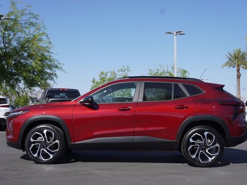 Used 2025 Chevrolet Trax RS w/ Sunroof Package image 2