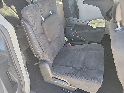 Used 2016 Dodge Grand Caravan SXT image 41