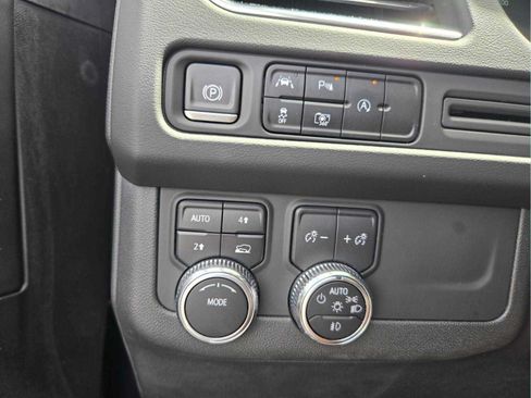 Used 2023 GMC Yukon XL SLT w/ SLT Premium Package AWD/4WD image 26