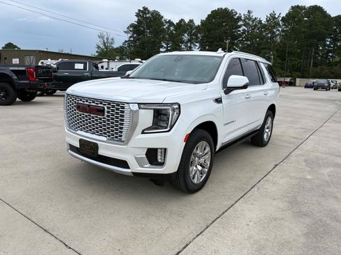 Used 2021 GMC Yukon Denali w/ Denali Premium Package AWD/4WD image 2