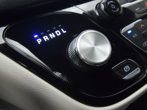 Used 2023 Chrysler Pacifica Touring-L FWD image 23