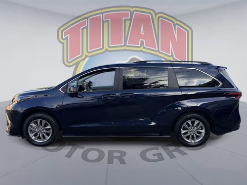 Used 2024 Toyota Sienna LE AWD/4WD image 2