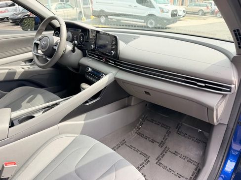 Used 2022 Hyundai Elantra SEL w/ Convenience Package FWD image 12