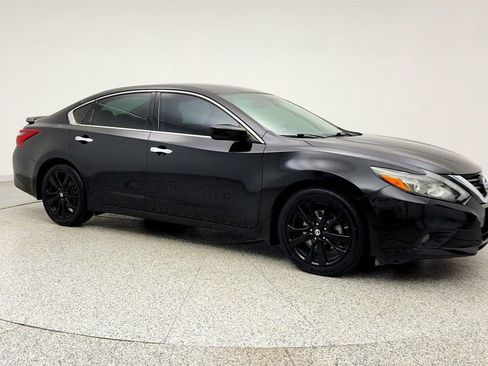 Used 2017 Nissan Altima 2.5 SR w/ Midnight Edition Package FWD image 3