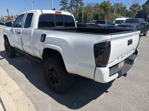 Used 2018 Toyota Tacoma SR image 4