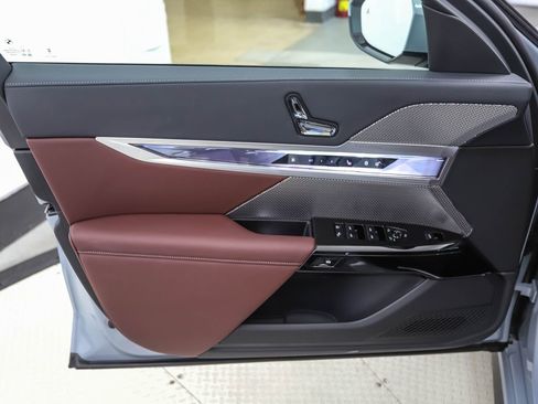 Used 2026 BMW 750e xDrive image 10