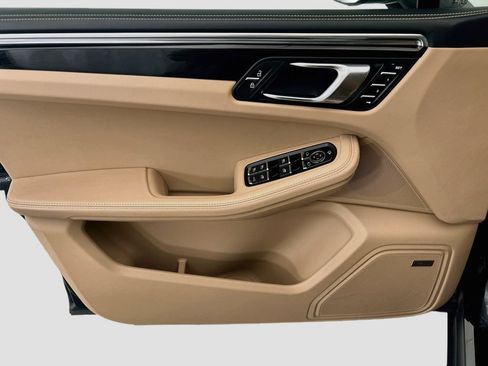 Certified 2025 Porsche Macan AWD/4WD image 24