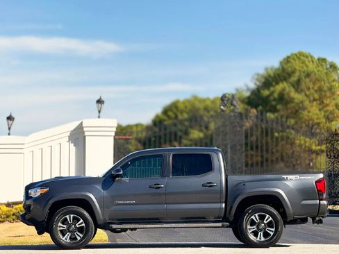 Used 2019 Toyota Tacoma TRD Sport image 7