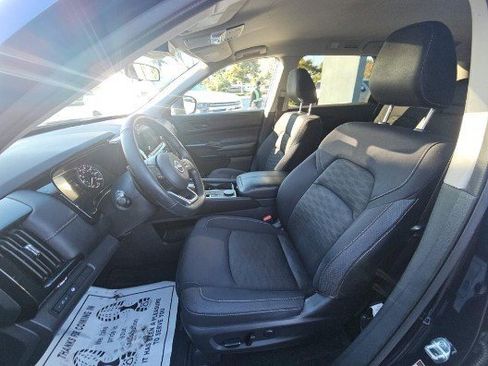 Used 2024 Nissan Pathfinder SV image 5