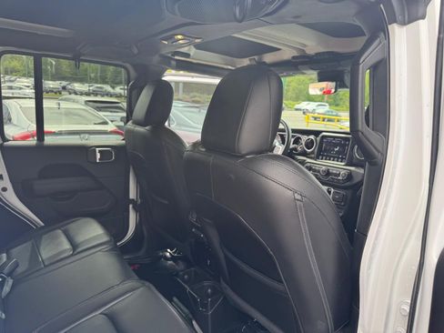 Used 2019 Jeep Wrangler Unlimited Sahara AWD/4WD image 14