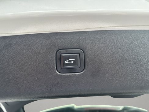 Used 2019 Chevrolet Blazer Premier w/ Sun and Wheels Package AWD/4WD image 11