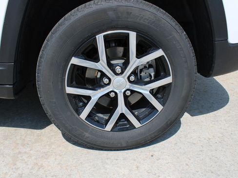 Used 2024 Jeep Grand Cherokee Limited image 10