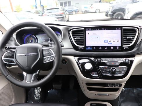 Used 2023 Chrysler Pacifica Touring-L image 19
