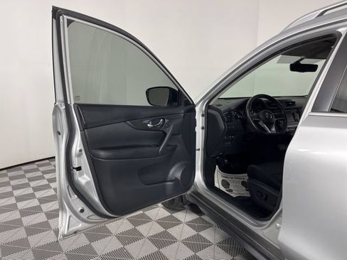 Used 2018 Nissan Rogue SV FWD image 15