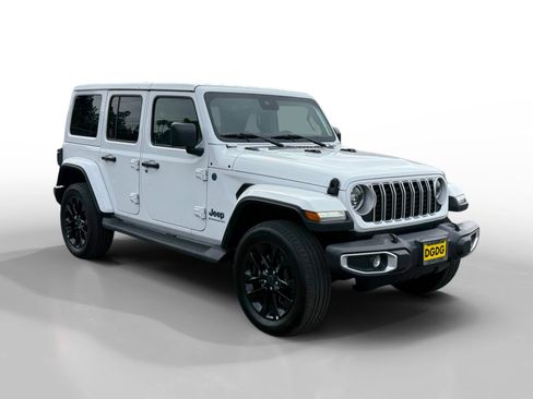 Used 2025 Jeep Wrangler Unlimited Sahara AWD/4WD image 7