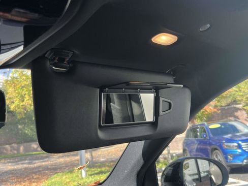 Used 2025 Mercedes-Benz GLC 350e 4MATIC image 10