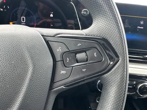 Used 2025 Chevrolet Trax LT FWD image 32