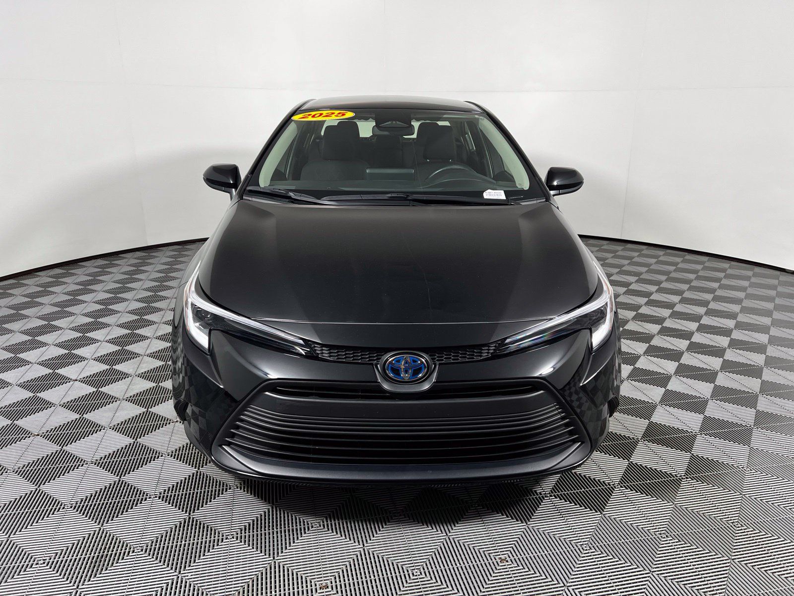 Used 2025 Toyota Corolla LE FWD image 2